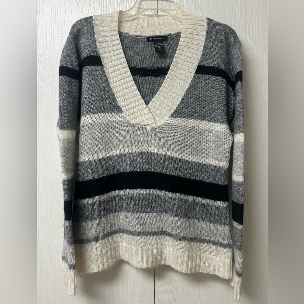 New York & Company Gray Stripy Knit Sweater Size XL